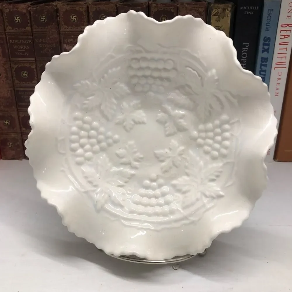 0465 Ceramic Embossed Grapes & Leaves Ruffled Bowl/Trinket Dish